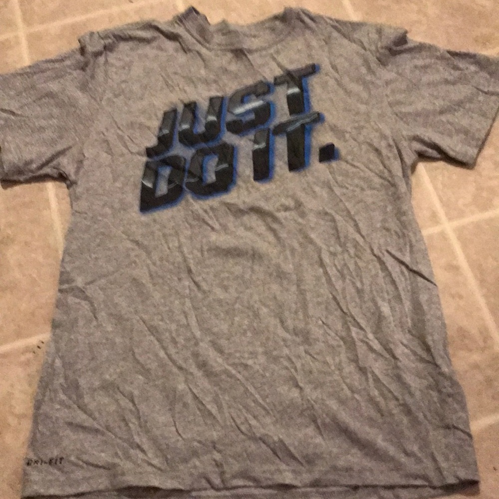 Men’s gray Nike T-shirt